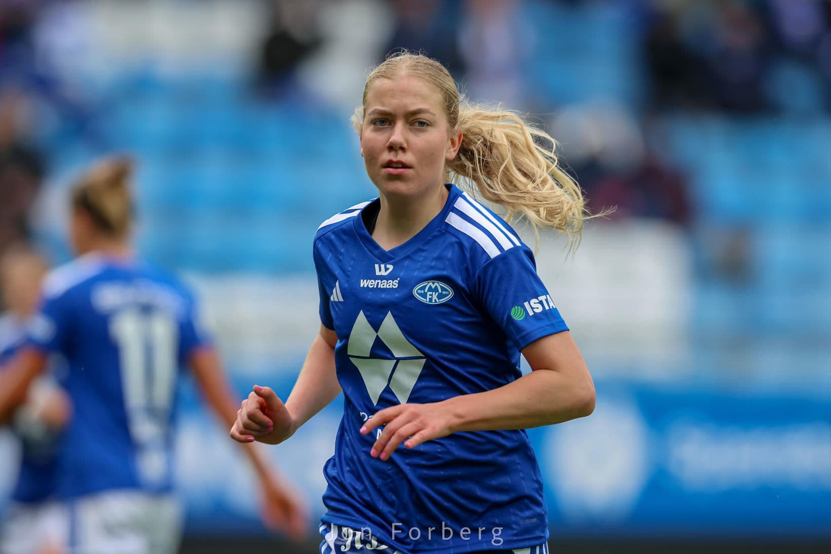 Amanda hjálpar Molde í fótboltaleik