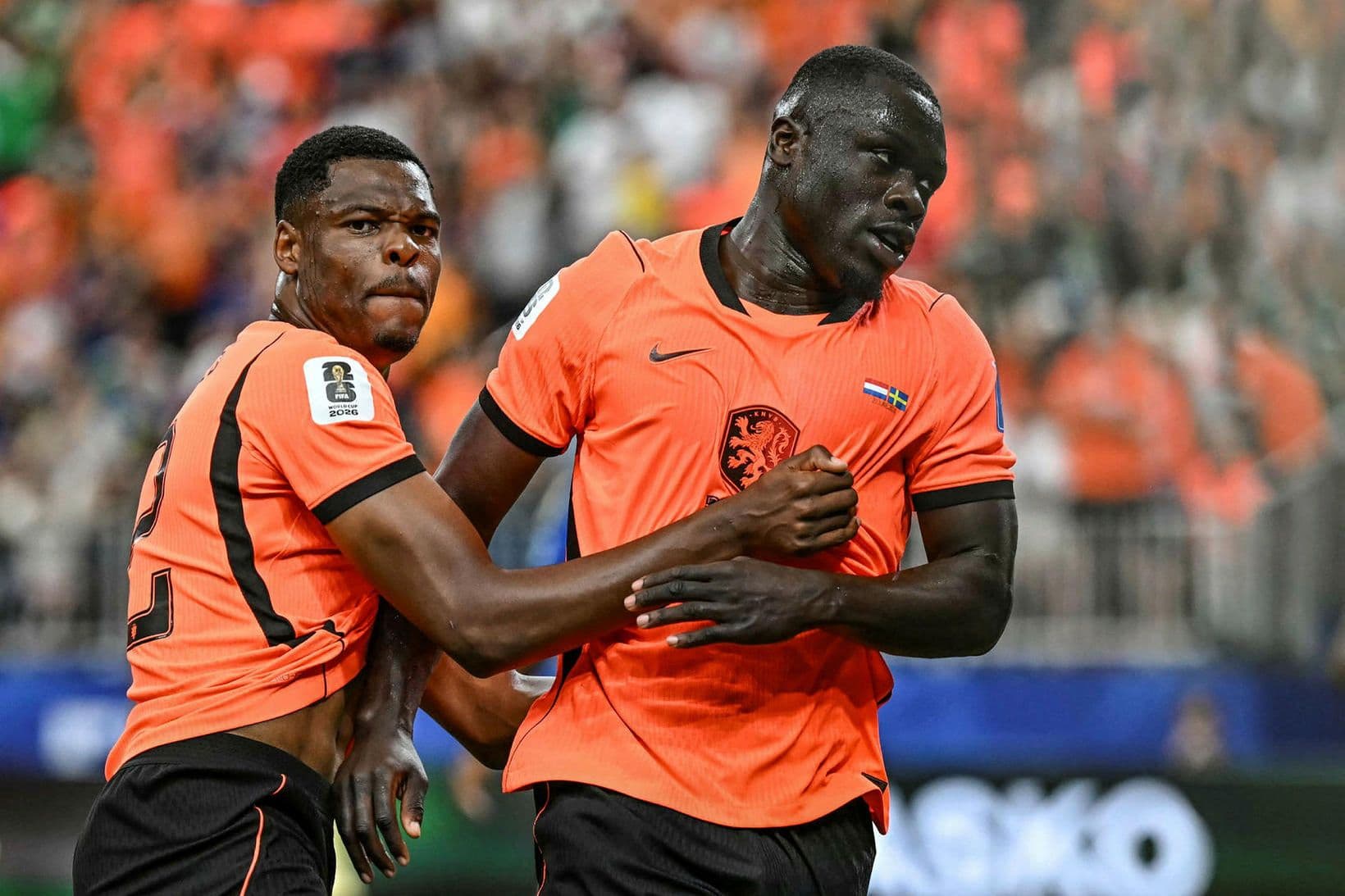 Holland vinnur í fótbolta