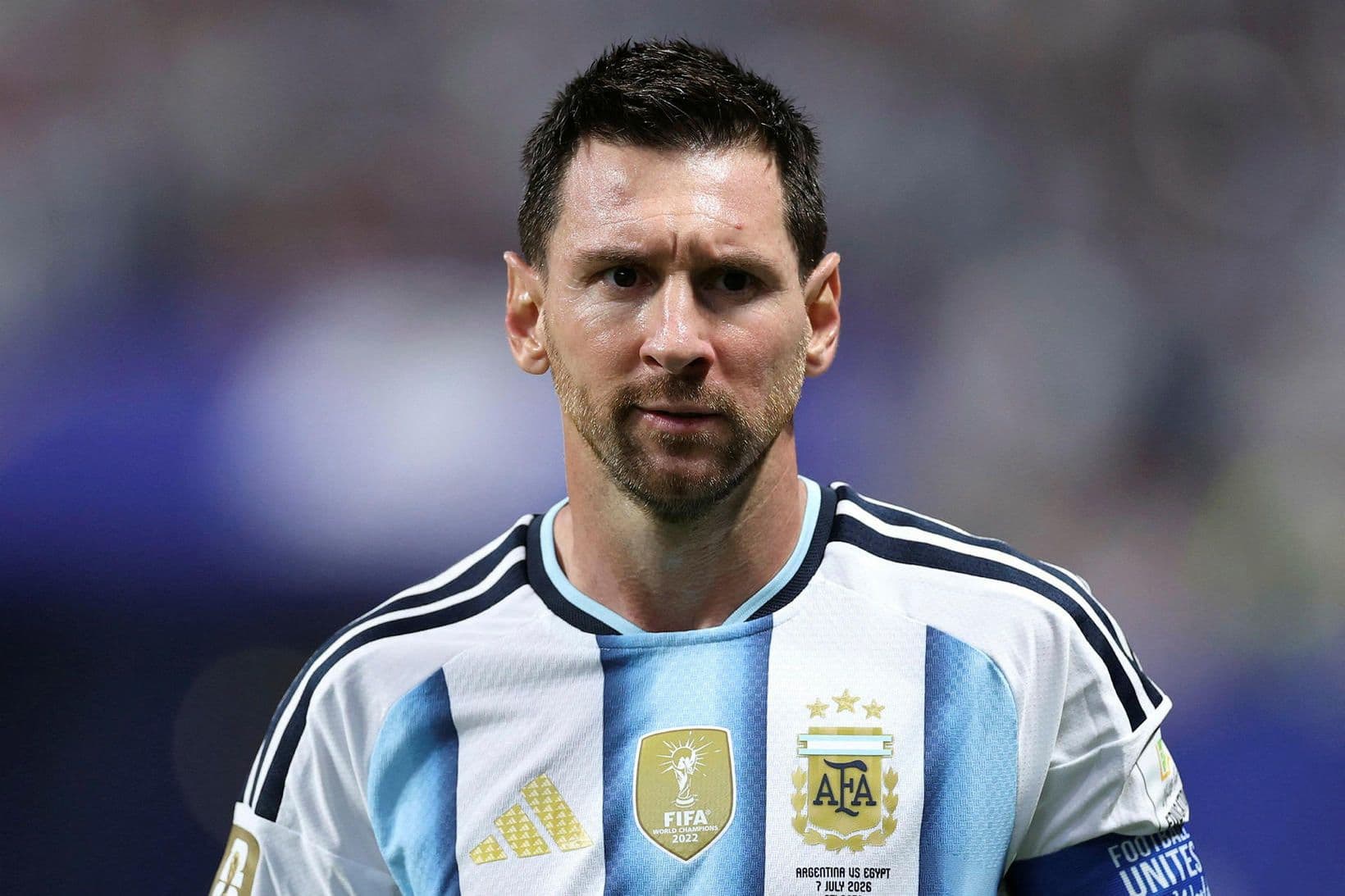 Messi talar við dómarann