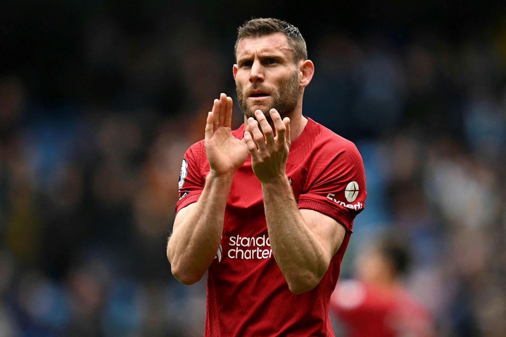 James Milner hjálpar ungum knattspyrnumönnum