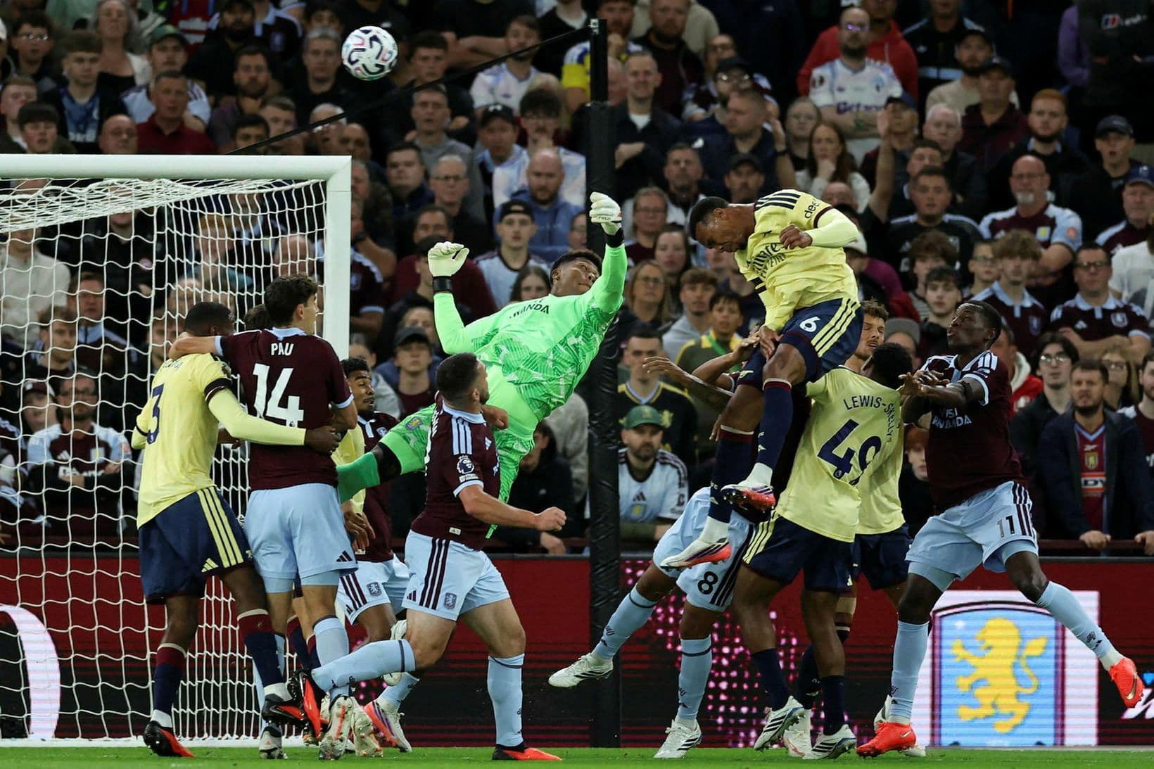 Arsenal vinnur Aston Villa