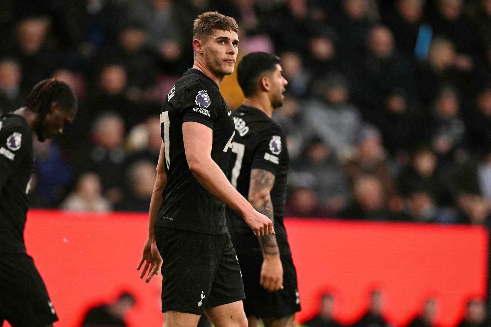 Micky van de Ven heldur áfram hjá Tottenham