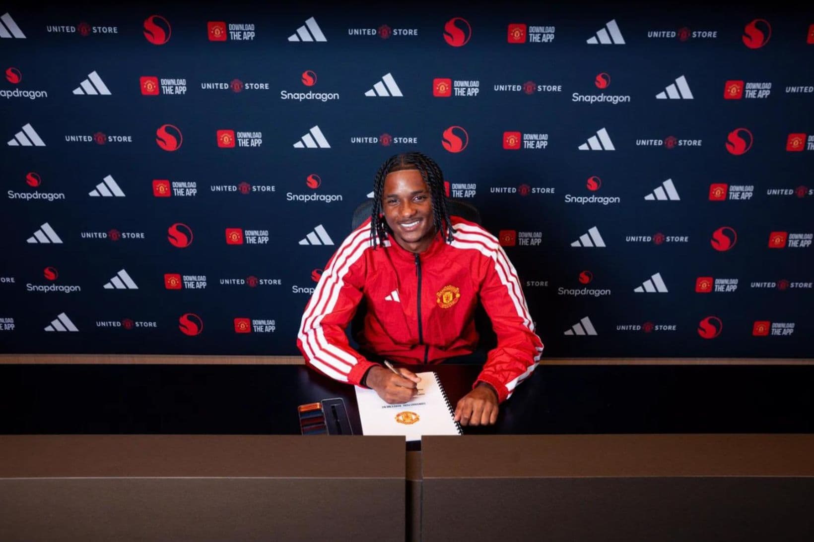 Efnilegur leikmaður gengur til liðs við Manchester United