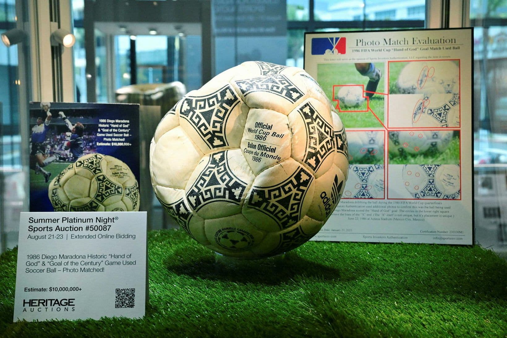 Boltinn sem Maradona skoraði með seldist á uppboði