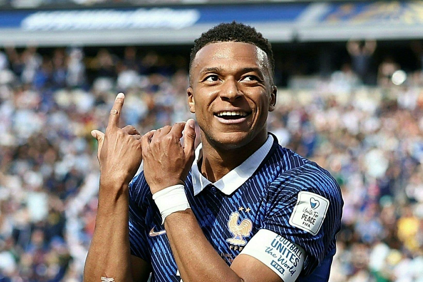 Mbappé stendur með Dembélé