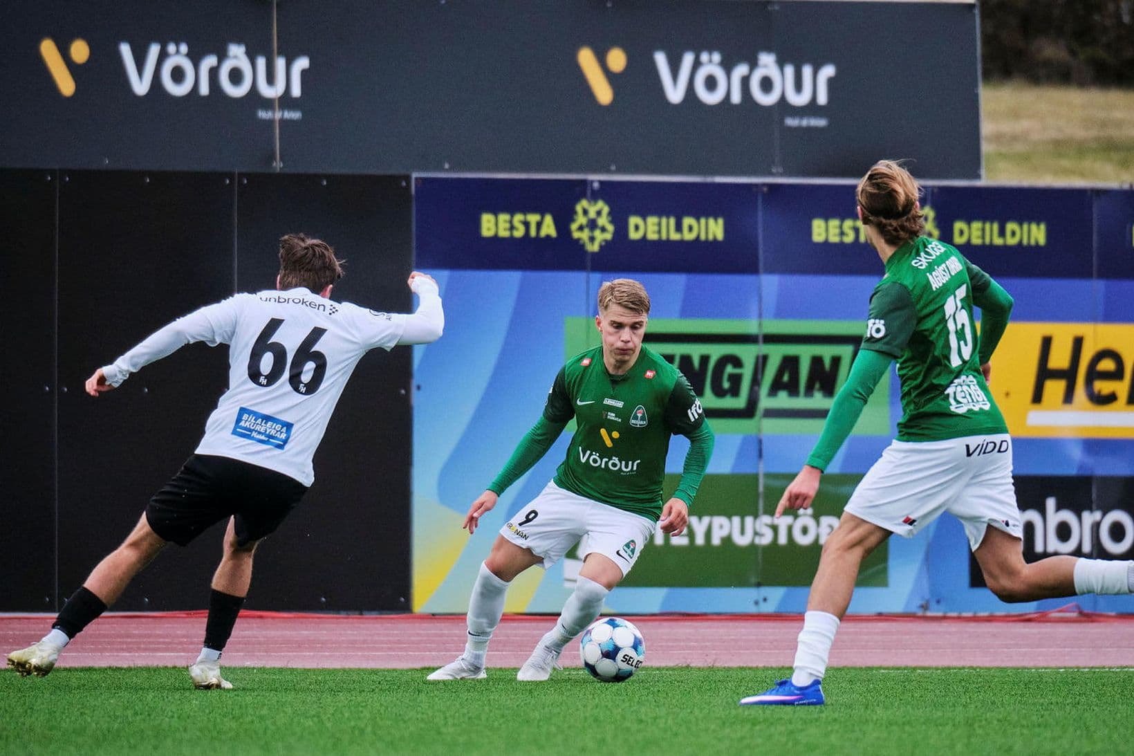 FH og Breiðablik leika í fótbolta