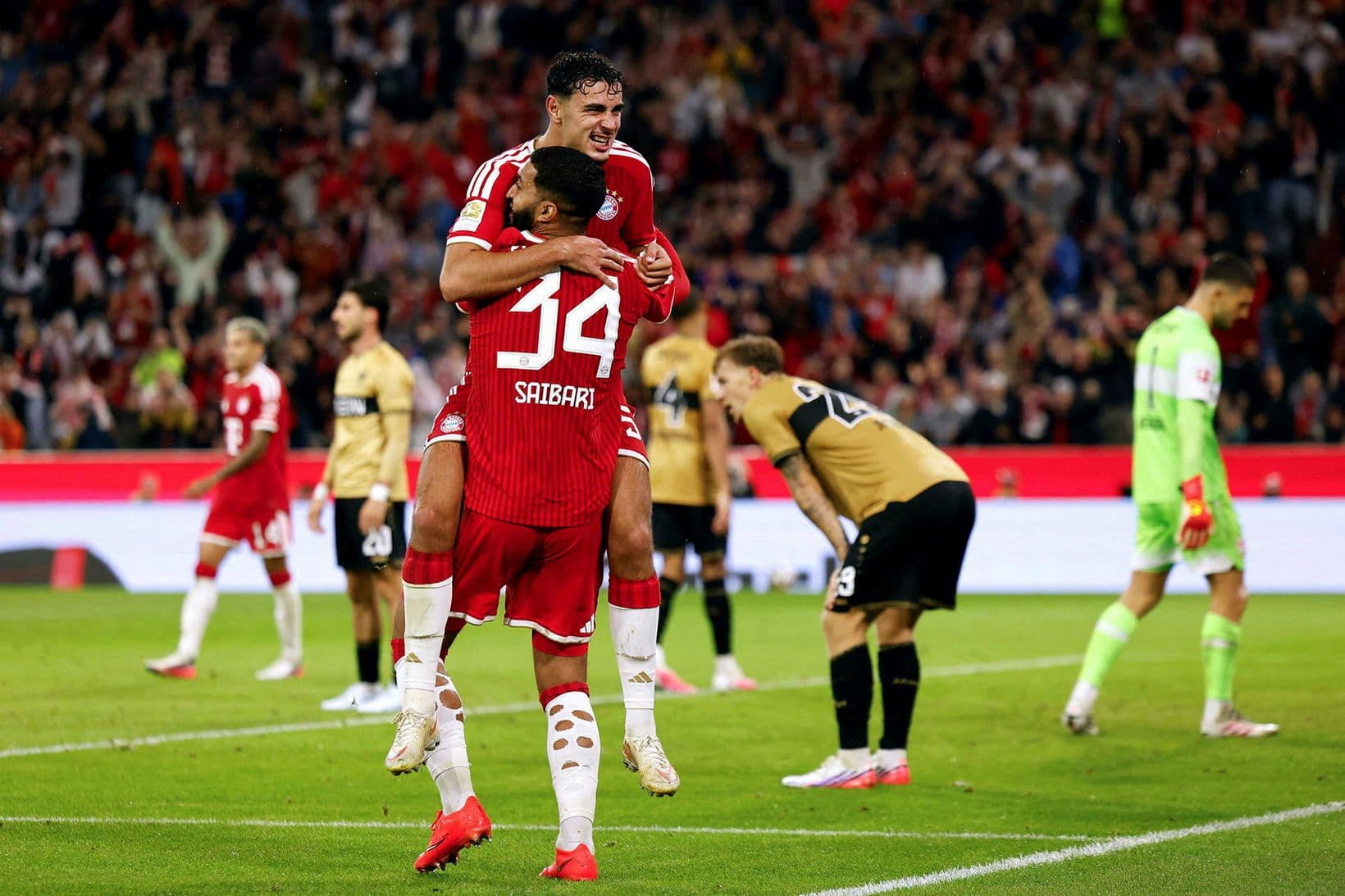 Bayern byrjar með stórsigri