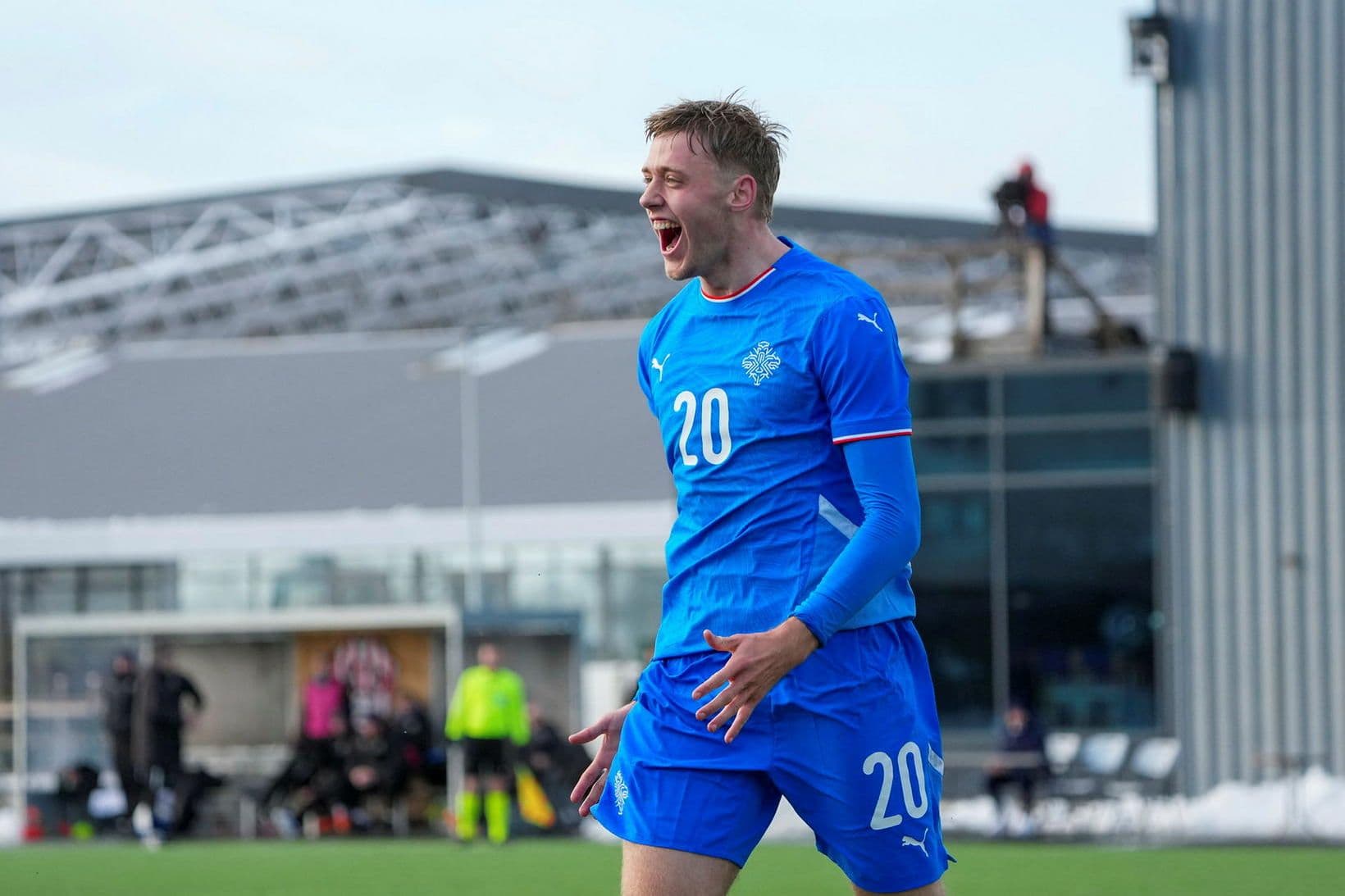 Viktor skorar í fótboltaleik
