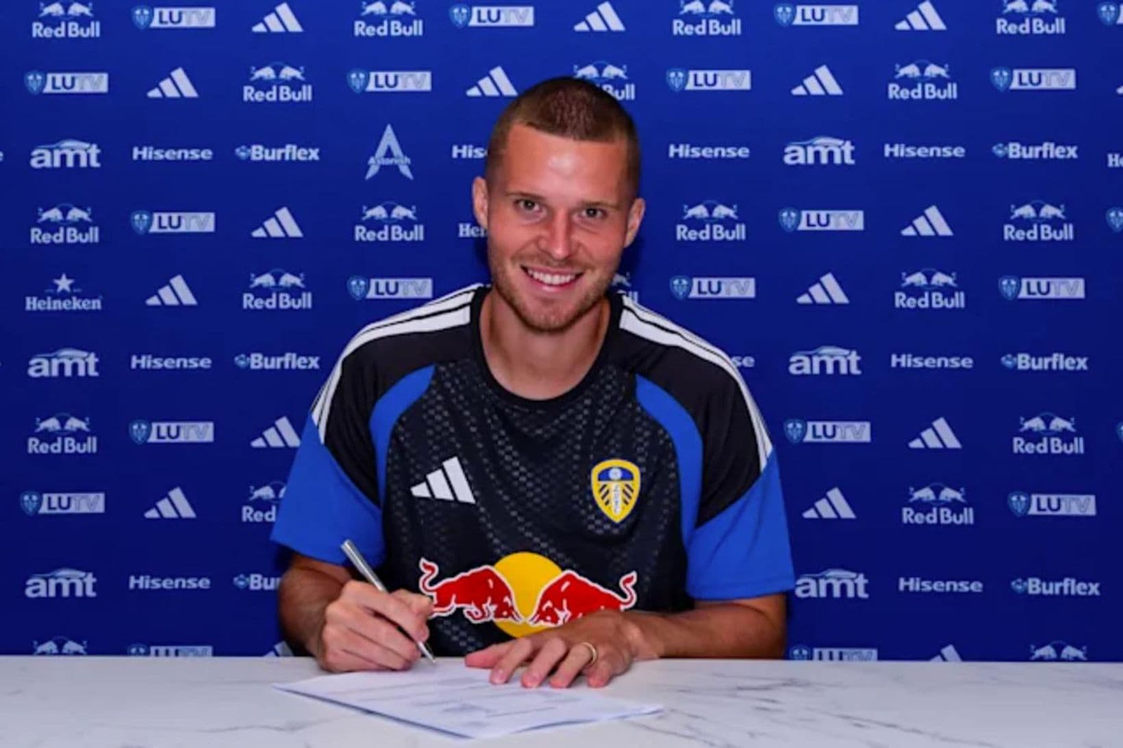 Nico Elvedi gengur til liðs við Leeds
